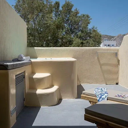 Cyclops 4* Perivolos (Santorini)